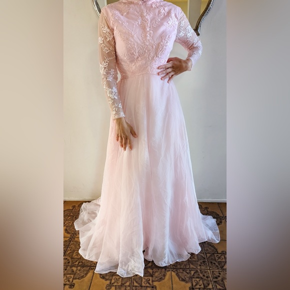 LIGHT PINK DRESS WITH A LONG TAIL - Picture 3 of 3